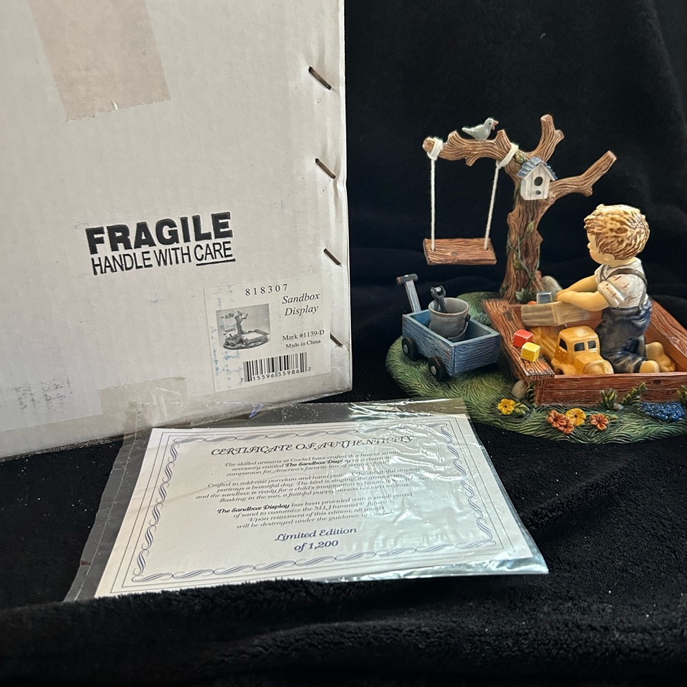 Sandbox Display Hummelscape w/ Special Edition Hummel
